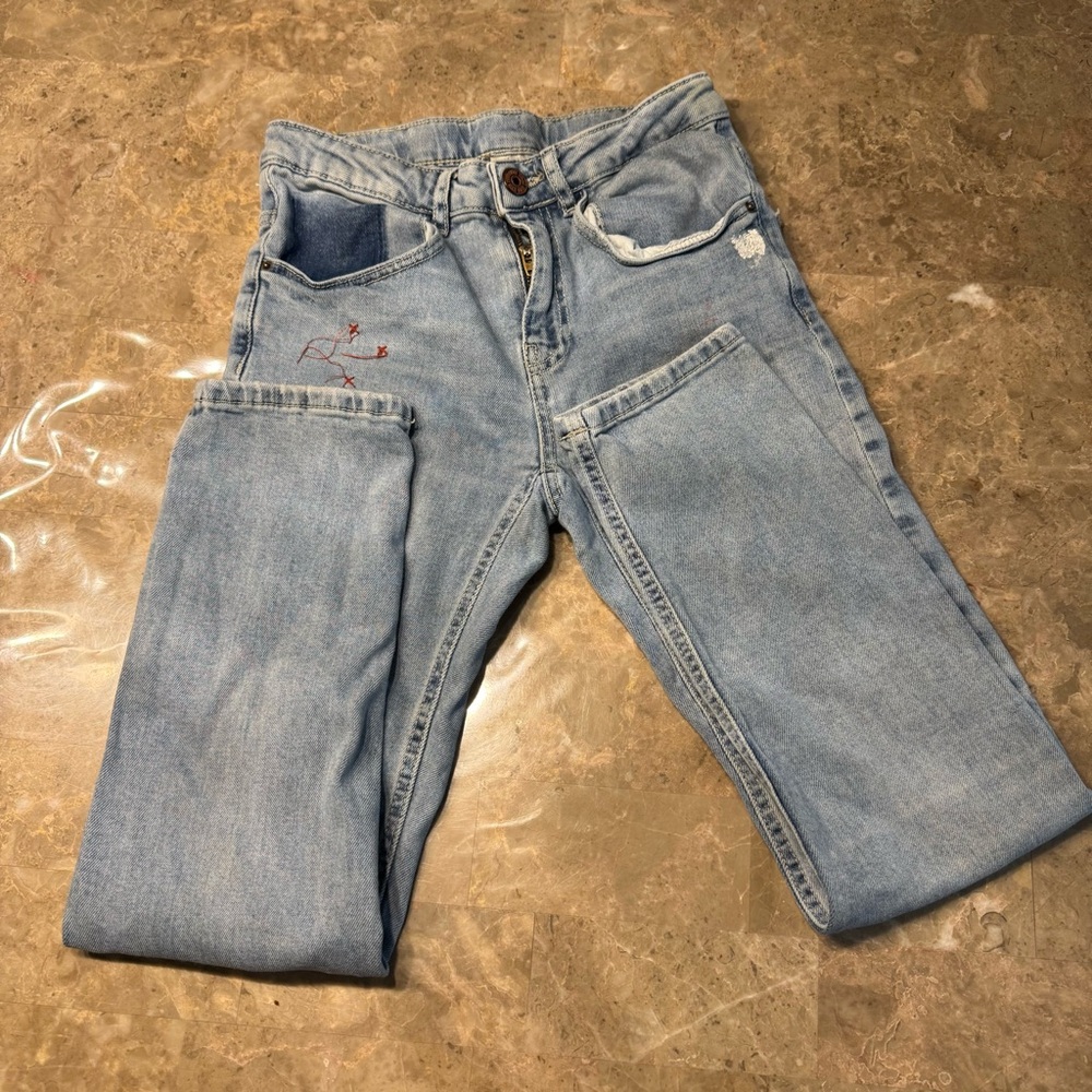 Zara boys blue denim jeans size 10
Like new condition 
Adjustable waist - Picture 3 of 8